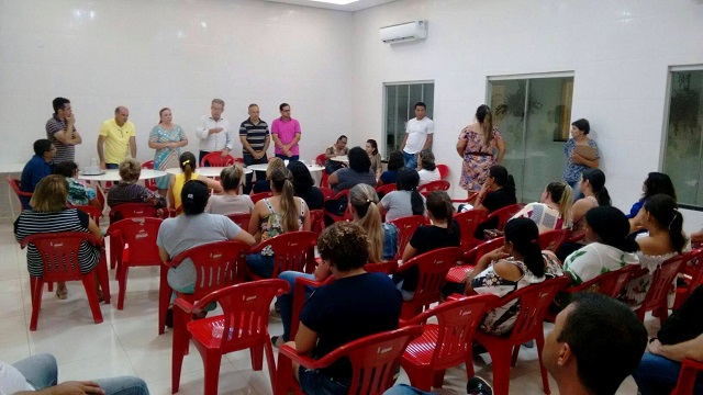 Reunião entre professores, vereadores, prefeito e representantes da Secretaria de Educação na sede do Sindispar - JPNEWS