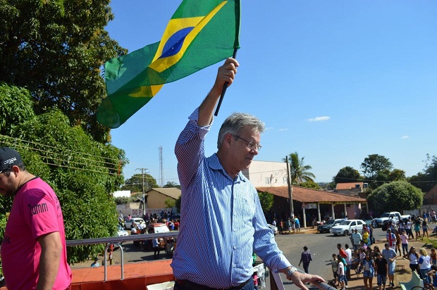 Ronaldo Severino de Lima, prefeito de Paranaíba, empunha bandeira do Brasil durante evento no município - Reprodução/Redes Sociais