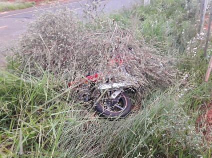 Moto recuperada pela Polícia Militar, no residencial Novo Oeste, após ter sido roubada no Jardim das Oliveiras - Divulgação/PM