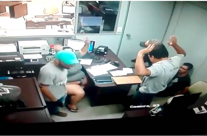 Nas imagens é possível ver a ação dos bandidos que fugiram em um veículo - Divulgação Nas imagens é possível ver a ação dos bandidos que fugiram em um veículo - Divulgação