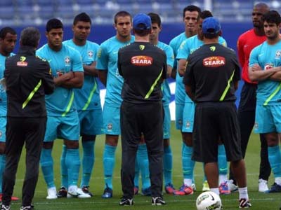 Mano Menezes comanda único treinamento da Seleção em Hamburgo -