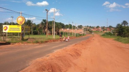 Asfalto foi construído em apenas um lado da via, em bairro. - Lucas dos Anjos/JPNEWS