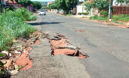 Carro de uma família caiu em um buraco, nesta semana; falta de obras deixa ruas intransitáveis - Talita Matsushita/JP