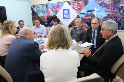 Executivos russos participaram de reunião no gabinete do prefeito Ângelo Guerreiro - Imagem cedida
