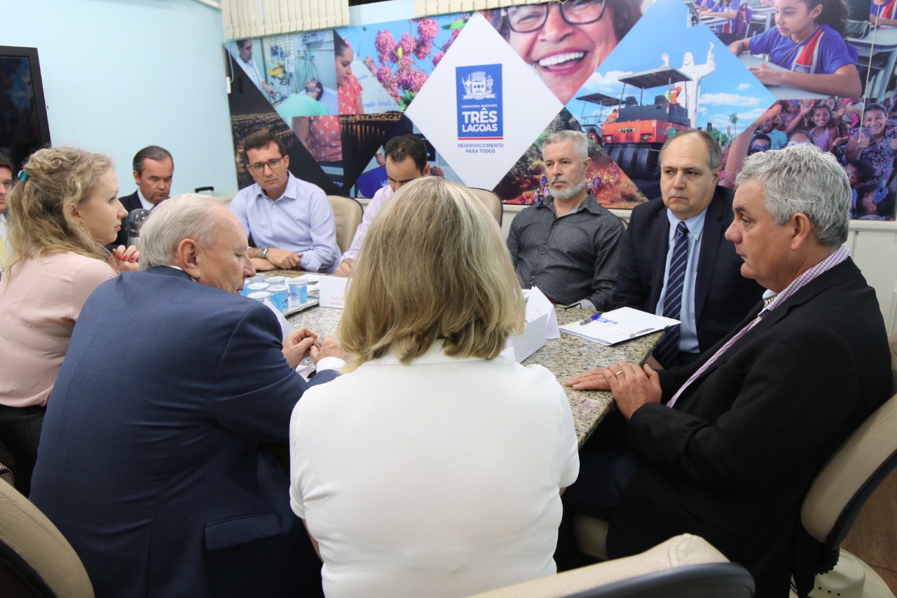 Executivos russos participaram de reunião no gabinete do prefeito Ângelo Guerreiro - Imagem cedida