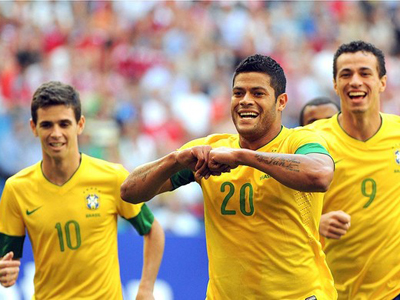Oscar, Damião e Hulk comemoram o primeiro gol: trio ofensivo deu certo na Alemanha -
