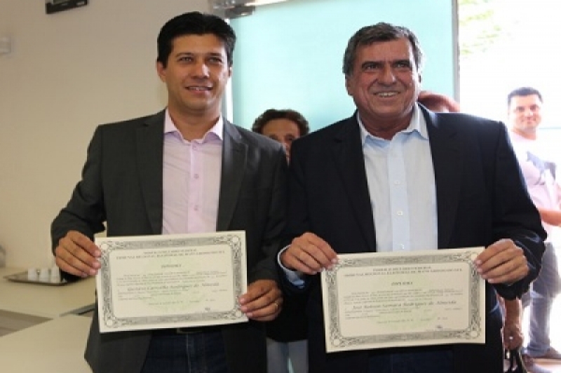 Gustavo Carvalho e Robinho retiraram os diplomas - Mariele Machado