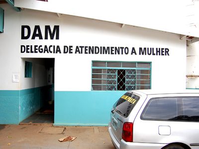 Apertados, delegados e escrivães precisam dividir espaço com materiais apreendidos -