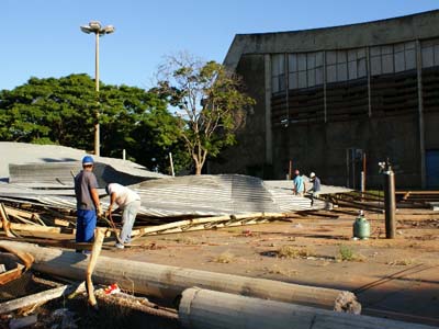 A mesma empresa que realizou a retirada da estrutura das quadras da Lagoa Maior está realizando a remoção dos escombros do ginásio -
