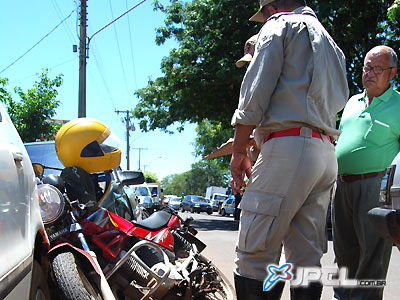 Acidente registrado na semana passada: quatro veículos envolvidos, dois deles estacionados -