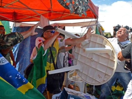  Manifestantes acampados no gramado do Congresso Nacional e integrantes da Marcha das Mulheres Negras entram em confronto - Antonio Cruz/Agência Brasil