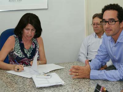 A posse foi realizada no gabinete da prefeitura e contou com a presença dos secretários municipais. -
