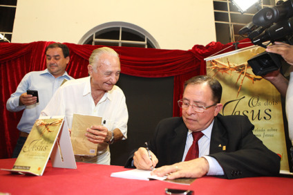 Escritor João Silveira recebeu familiares e amigos para o lançamento - Elias Dias/JP
