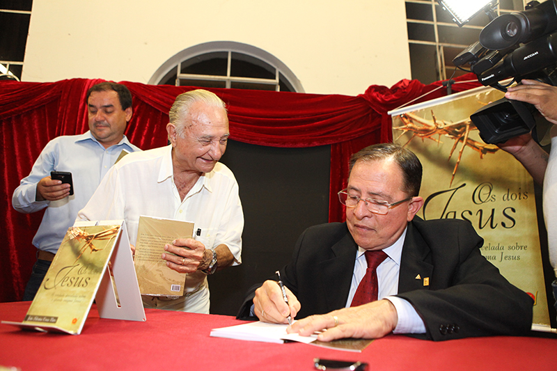 Escritor João Silveira recebeu familiares e amigos para o lançamento - Elias Dias/JP