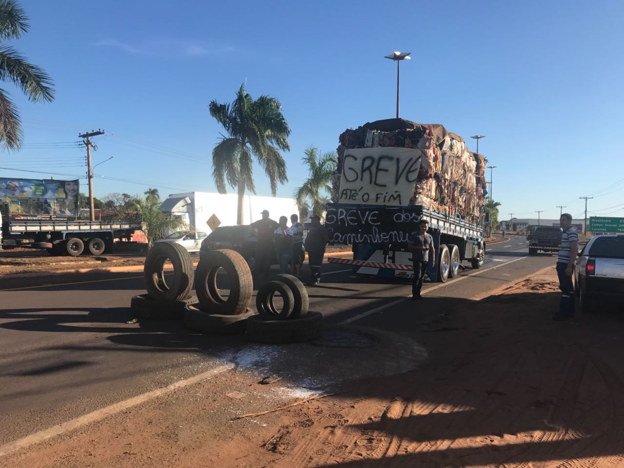 Motoristas fecham ligação SP-MS, na rodovia BR-262, nesta terça - Kelly Martins/JPNEWS