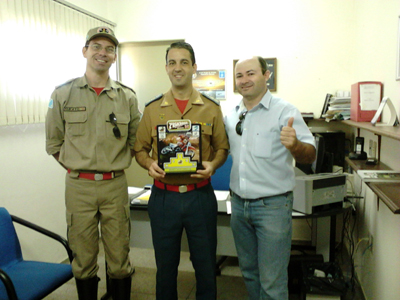 Major Rufato e comandante De Mello recebem a homenagem de Toniel -