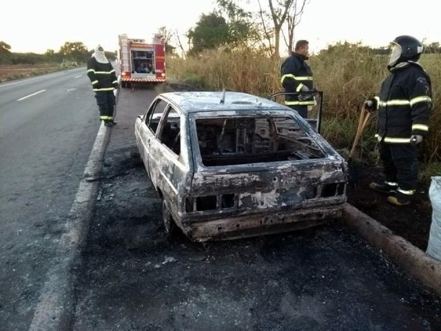Não se sabe se o veículo pegou fogo por pane mecânica ou foi incendiado propositalmente - Foto: Divulgação Não se sabe se o veículo pegou fogo por pane mecânica ou foi incendiado propositalmente - Foto: Divulgação