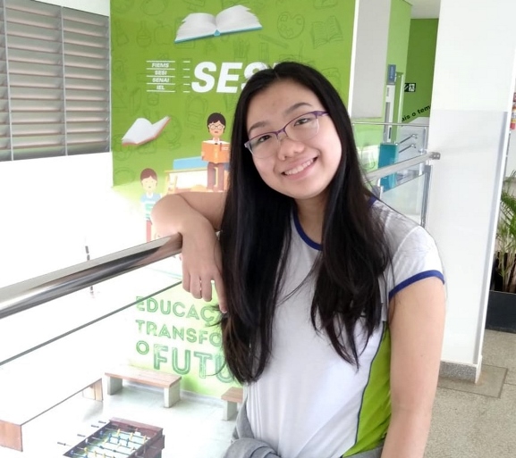 A estudante, Natália Yumi, do 9ª ano e participa de oficinas tecnológicas e aulas de robótica na Escola do Sesi - Divulgação/Assessoria
