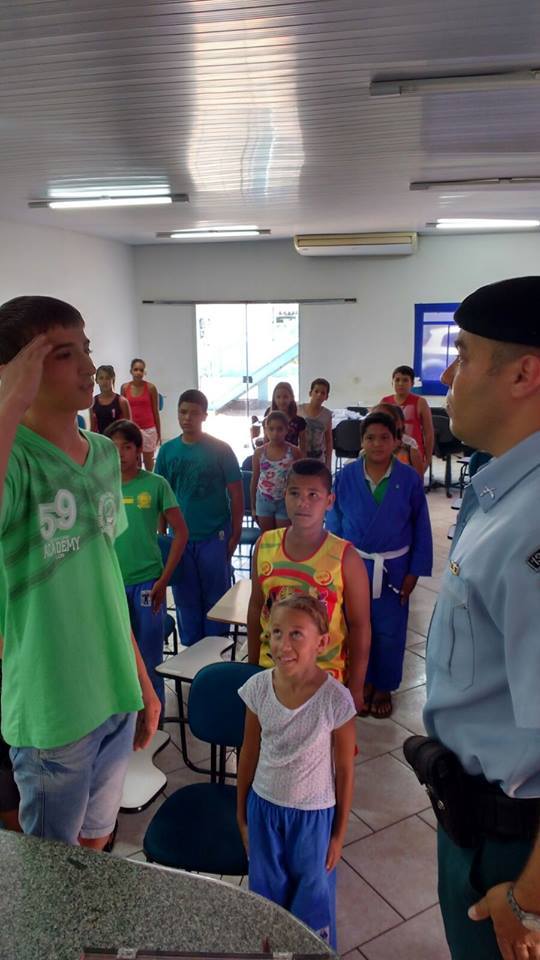 Os conhecimentos sobre drogas e as formas de evitá-las, são transmitidos aos alunos através de dez lições com a utilização de um Livro do Estudante - Foto/Arquivo Proerd