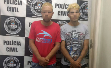 A dupla detida ontem a tarde: Aparelho foi passado por cima de muro de escola - Divulgação/Assessoria