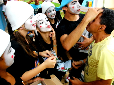 As ações começaram ontem, com a visita do Grupo Teatral Identidade às escolas e UBS -