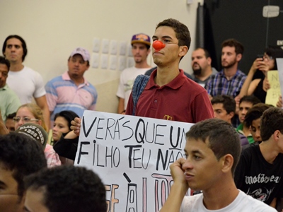 Cerca de 300 pessoas participaram da primeira manifestação pública do movimento -