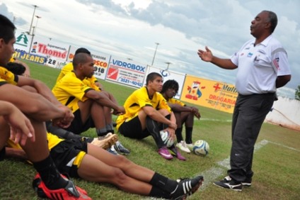 Técnico Marçal (dir.) pediu alegria em campo aos jogadores do ?Carcará? -