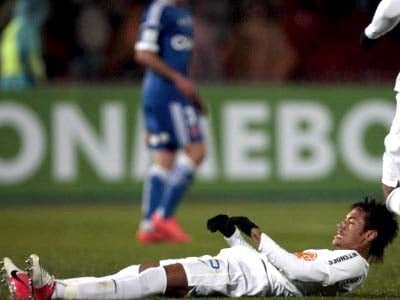 Neymar recebeu forte marcação no Chile e reclamou bastante -