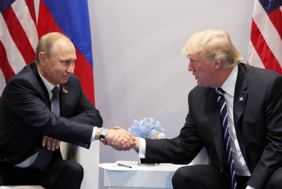 Putin e Trump trocam apertos de mão em Hamburgo - Michael Klimentyev/ Kremlin Pool/Agência Lusa