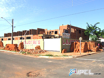 Obras de uma construção no Vila Nova atrapalha trânsito de pedestres -