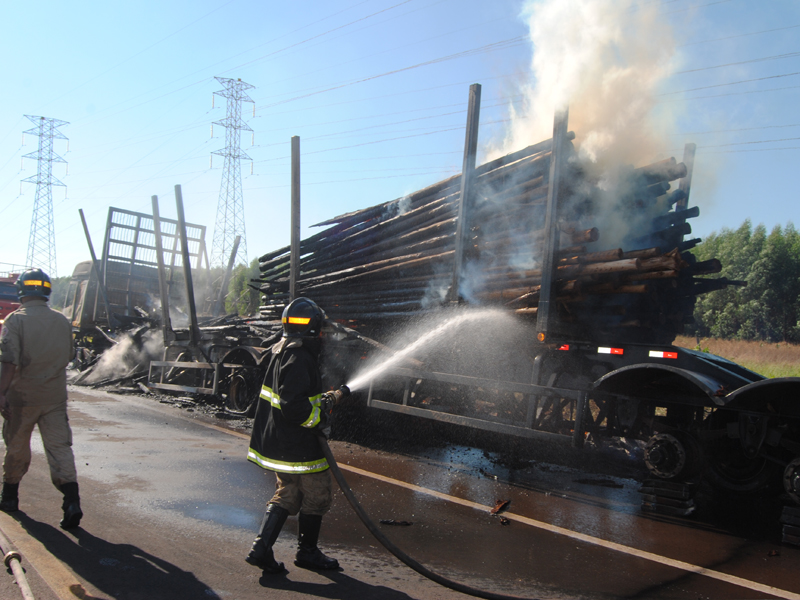 Outro caso de incêndio em carreta ocorreu na madrugada do dia 23, no quilômetro 21, na mesma rodovia  - Arquivo/JP