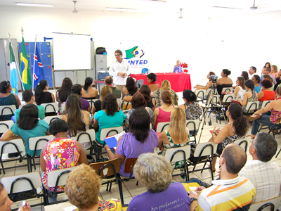 O professor doutor, Helder Molina, foi responsável pela palestra para mais de 100 professores -