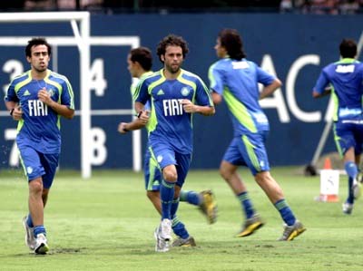 Valdívia (esq.) e Lincoln durante treino do Palmeiras na Barra Funda -