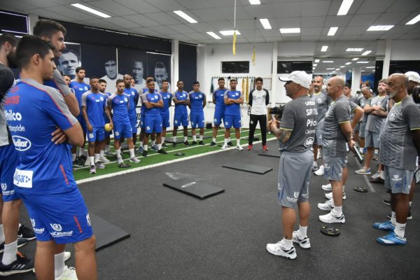 Treinador conversou bastante com time antes de iniciar treinamento - Divulgação