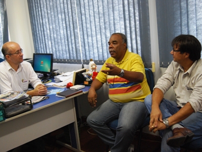 Sávio Bernardes (esq.) conversa com técnico Marçal e José Gonçalves -