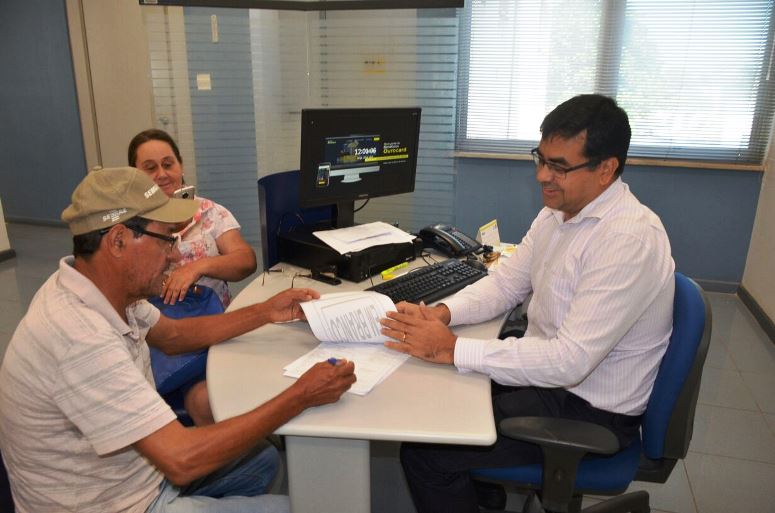 Gerente do Banco do Brasil, Júlio Jara (à direita), e o presidente da Associação dos Agricultores Familiares Orgânicos do Pontal do Faia, Jair Pinto. - Divulgação/Banco do Brasil