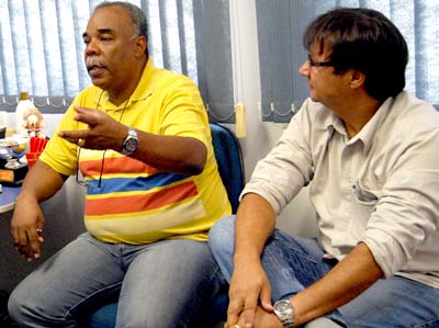 Marçal (esq.) conversa com José Gonçalves, diretor de futebol -