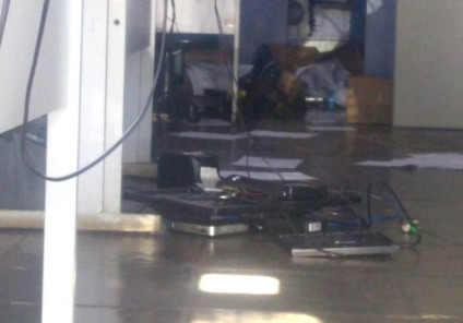 Computadores e papeladas foram jogados no chão e banners destruídos - André Barbosa/JPNEWS