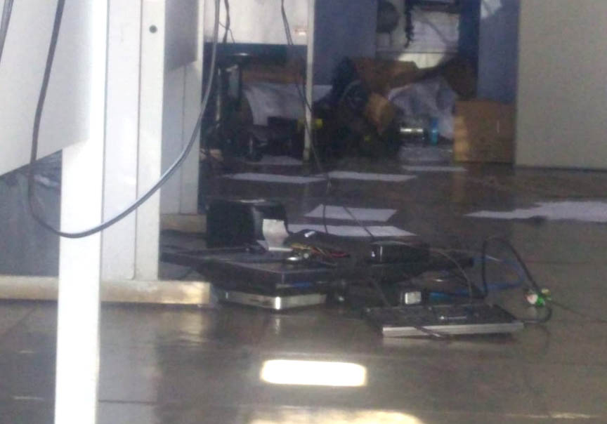 Computadores e papeladas foram jogados no chão e banners destruídos - André Barbosa/JPNEWS