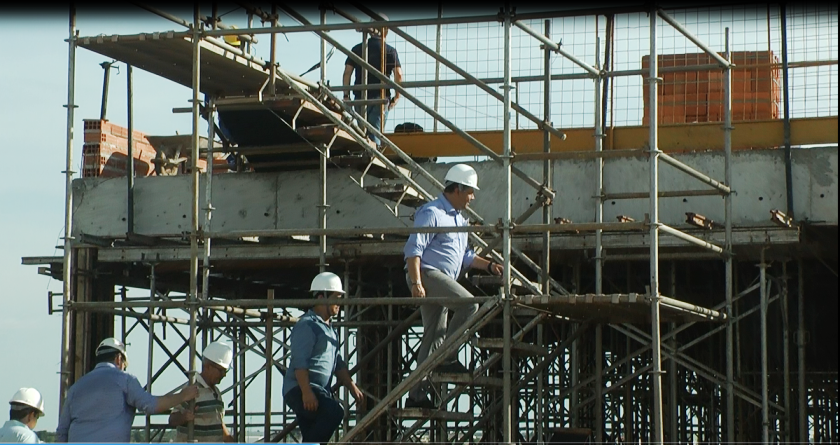 Secretário estadual de Infraestrutura, Helianey Paulo da Silva, visitou as obras do hospital - Hugo Leal/JPNEWS