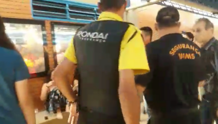 De acordo com acadêmicos que estavam no local, a confusão começou porque um acadêmico estava vendendo comida no local. - Reprodução vídeo