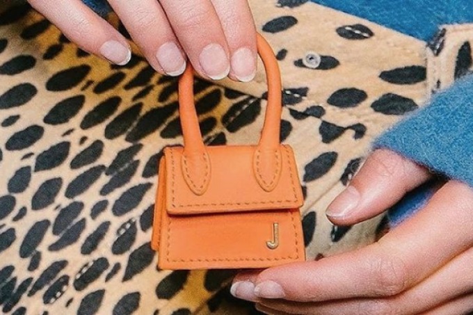 A minúscula bolsa que é a nova tendência de moda