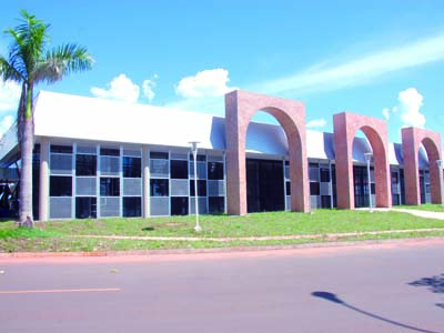 A nova biblioteca já começou a receber os livros que ficavam no prédio antigo -