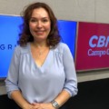 Kátia Paiva no estúdio da rádio CBN-CG