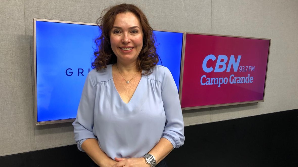 Kátia Paiva no estúdio da rádio CBN-CG