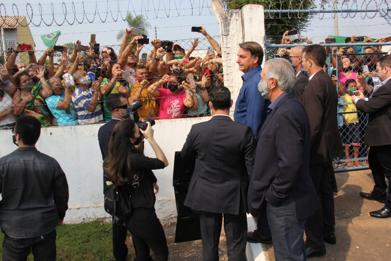 Embora decreto obrigue o uso de máscara em Corumbá, Jair Bolsonaro não utilizou o equipamento de proteção individual ao falar com apoiadores. - Foto: Chico Ribeiro