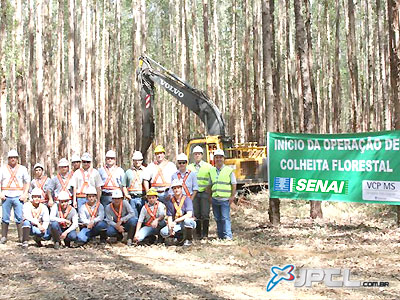 Profissionais estão sendo habilitados como operadores e  mecânicos florestais de equipamentos para colheita e transporte florestal de madeira -