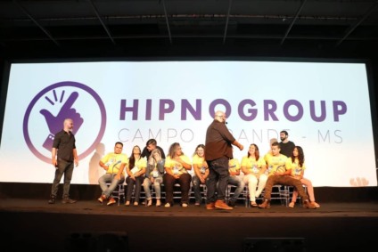 Voluntários fazem parte do show que sempre tem reações inesperadas dos participantes que são hipnotizados - Divulgação Voluntários fazem parte do show que sempre tem reações inesperadas dos participantes que são hipnotizados - Divulgação