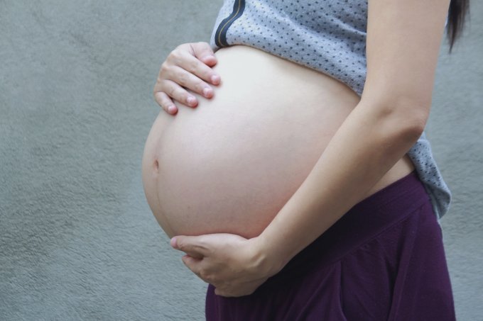 Mãe tem trigêmeos com sete anos de diferença no Reino Unido Mãe tem trigêmeos com sete anos de diferença no Reino Unido