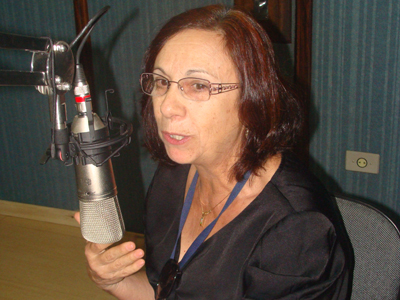 Gláucia Krunger, coordenadora da Vigilância Sanitária, no estúdio da Cultura FM -